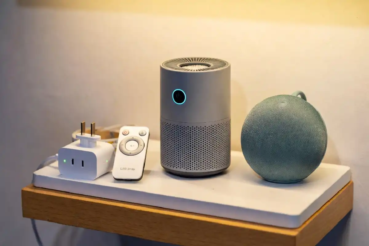 Small gadgets for home use including smart plug, LED remote, mini air purifier, and compact smart speaker
