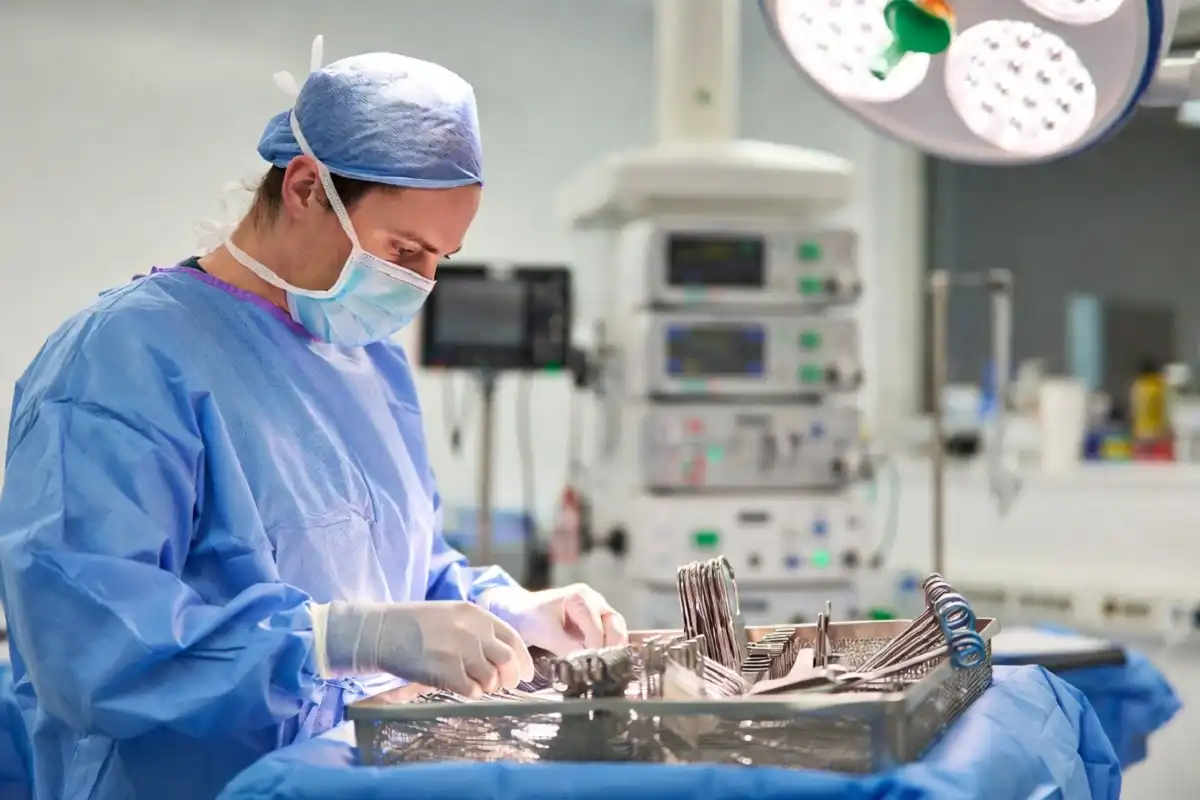 Surgical technologist arranging instruments in an operating room for surgical tech jobs